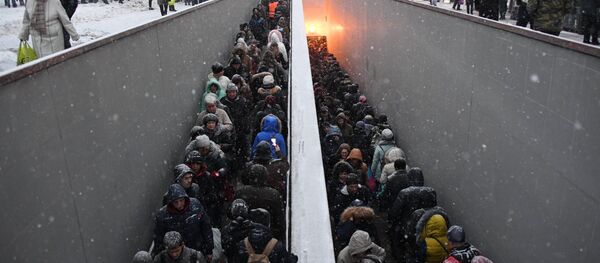 Люди выходят из перехода недалеко от места происшествия - Sputnik Беларусь