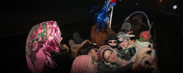 Сучасныя калядоўшчыкі не абыходзяцца без сэлфі - Sputnik Беларусь