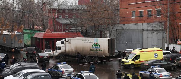 Полиция и автомобиль реанимации на Иловайской улице в Москве - Sputnik Беларусь