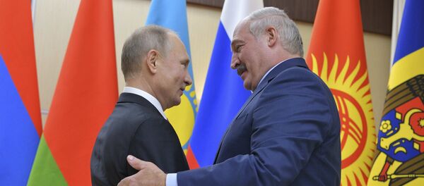 Владимир Путин и Александр Лукашенко на неформальном саммите СНГ в Москве - Sputnik Беларусь