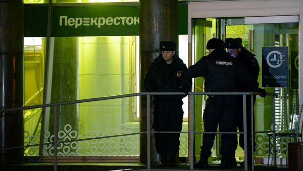 Сотрудники полиции у входа в магазин Перекресток - Sputnik Беларусь