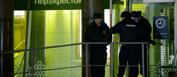 Сотрудники полиции у входа в магазин Перекресток Сотрудники полиции у входа в магазин Перекресток - Sputnik Беларусь