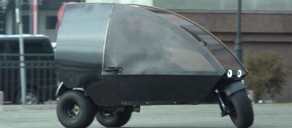 Видеофакт: народный электровеломобиль показали в Минске Видеофакт: народный электровеломобиль показали в Минске - Sputnik Беларусь