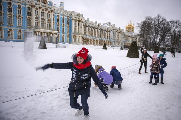 Лучшим завершением экскурсии по зимнему Царскому селу стали любимые всеми снежки. - Sputnik Беларусь