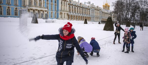 Маша Радзівонава гуляе ў снежкі ў Царскім сяле Маша Радзівонава гуляе ў снежкі ў Царскім сяле - Sputnik Беларусь