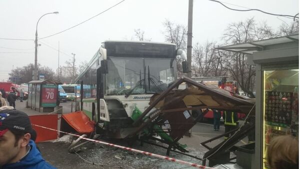Автобус въехал в остановку в районе дома 37 по улице Сходненской в Москве - Sputnik Беларусь
