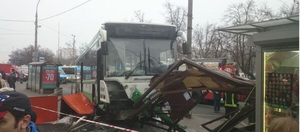 Автобус въехал в остановку в районе дома 37 по улице Сходненской в Москве Автобус въехал в остановку в районе дома 37 по улице Сходненской в Москве - Sputnik Беларусь