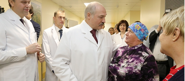 Аляксандр Лукашэнка наведвае Мінскі гарадскі клінічны анкалагічны дыспансэр Аляксандр Лукашэнка наведвае Мінскі гарадскі клінічны анкалагічны дыспансэр - Sputnik Беларусь