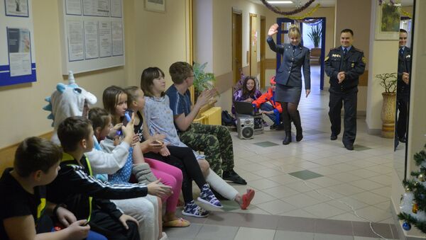 Инспекторы ГАИ в детском отделении 6-й клинической больницы - Sputnik Беларусь