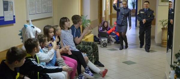 Инспекторы ГАИ в детском отделении 6-й клинической больницы - Sputnik Беларусь