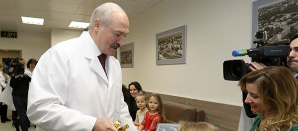 Президент Беларуси Александр Лукашенко - посещение Минского городского клинического онкологического диспансера Президент Беларуси Александр Лукашенко - посещение Минского городского клинического онкологического диспансера - Sputnik Беларусь