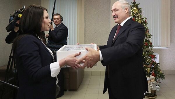 Журналисты подарили Александру Лукашенко к Новому году эксклюзивный набор елочных украшений - Sputnik Беларусь