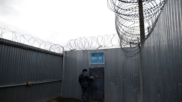 Сотрудник УФСИН на территории исправительной колонии  - Sputnik Беларусь