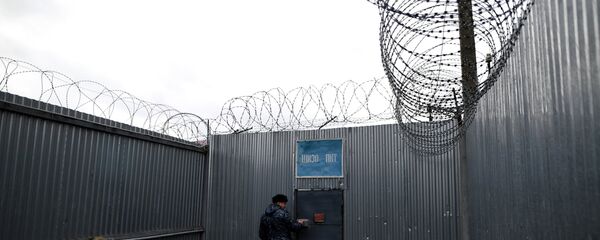 Сотрудник УФСИН на территории исправительной колонии  - Sputnik Беларусь