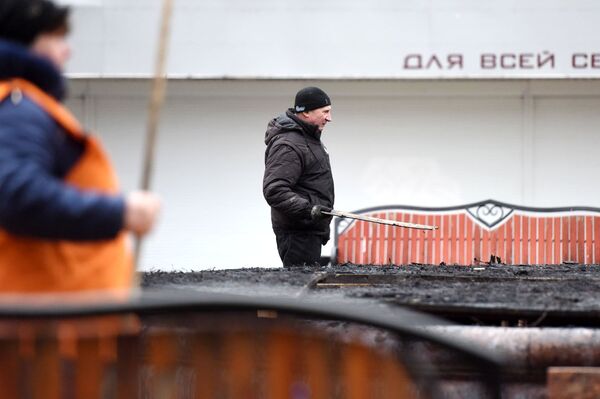 Искусственная ель из металла была установлена над фонтаном - Sputnik Беларусь