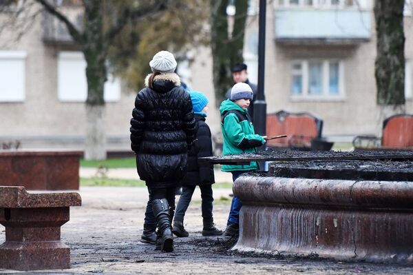 Теперь о главном новогоднем дереве напоминает только обгоревший пень - Sputnik Беларусь