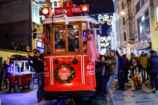 Жители в трамвае в Стамбуле во время подготовки к празднованию Нового года - Sputnik Беларусь