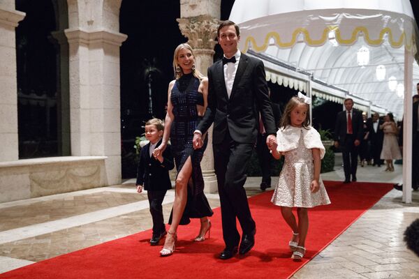 Иванка Трамп с мужем и детьми во время новогоднего гала-вечера во Флориде - Sputnik Беларусь
