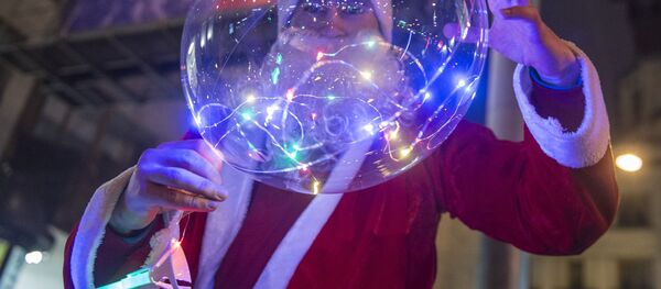 Мужчина в костюме Деда Мороза во время празднования Нового года в Санкт-Петербурге - Sputnik Беларусь