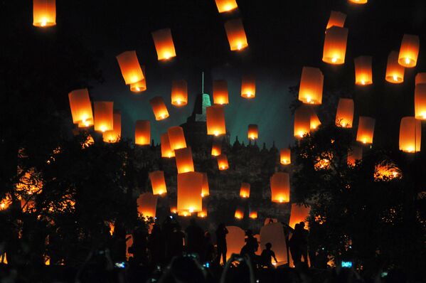 Запуск фонарей во время празднования Нового года в Индонезии - Sputnik Беларусь