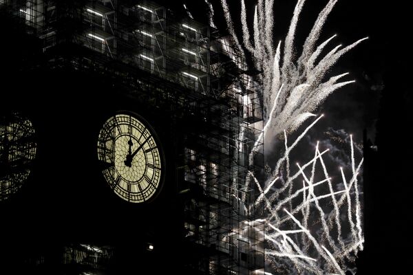 Биг-Бен на фоне салюта во время празднования Нового года в Лондоне - Sputnik Беларусь