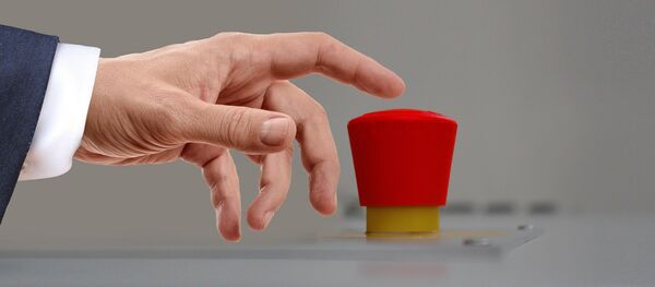 Мужчина нажимает кнопку запуска - Sputnik Беларусь