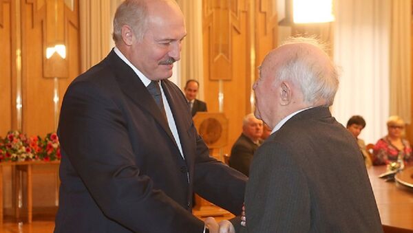 Президент Беларуси Александр Лукашенко награждает Виктора Громыко орденом Франциска Скорины - Sputnik Беларусь