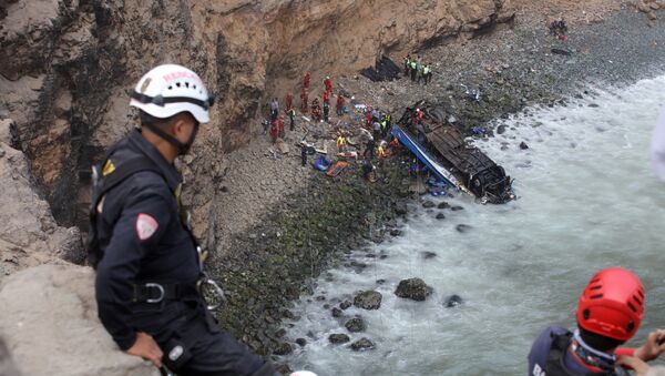 Автобус с пассажирами рухнул в пропасть в Перу - Sputnik Беларусь