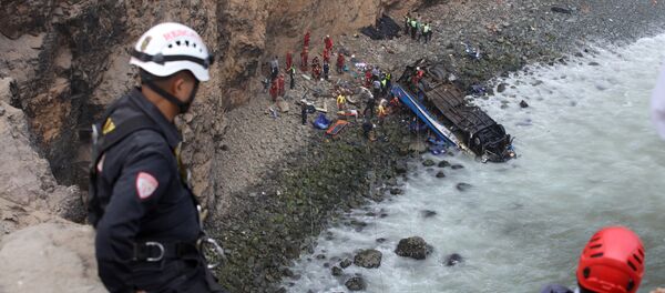 Автобус с пассажирами рухнул в пропасть в Перу - Sputnik Беларусь