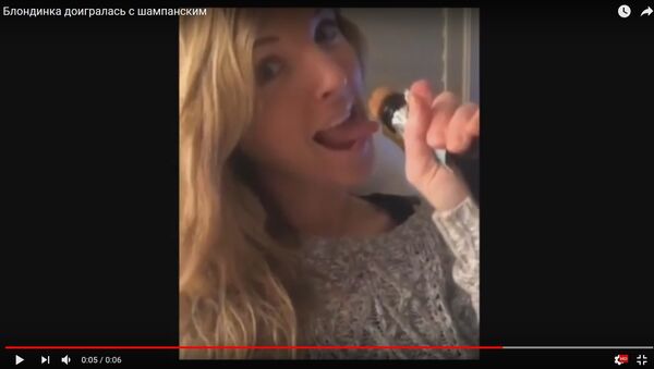 Видеофакт: девушка позировала с шампанским и получила пробкой в глаз - Sputnik Беларусь