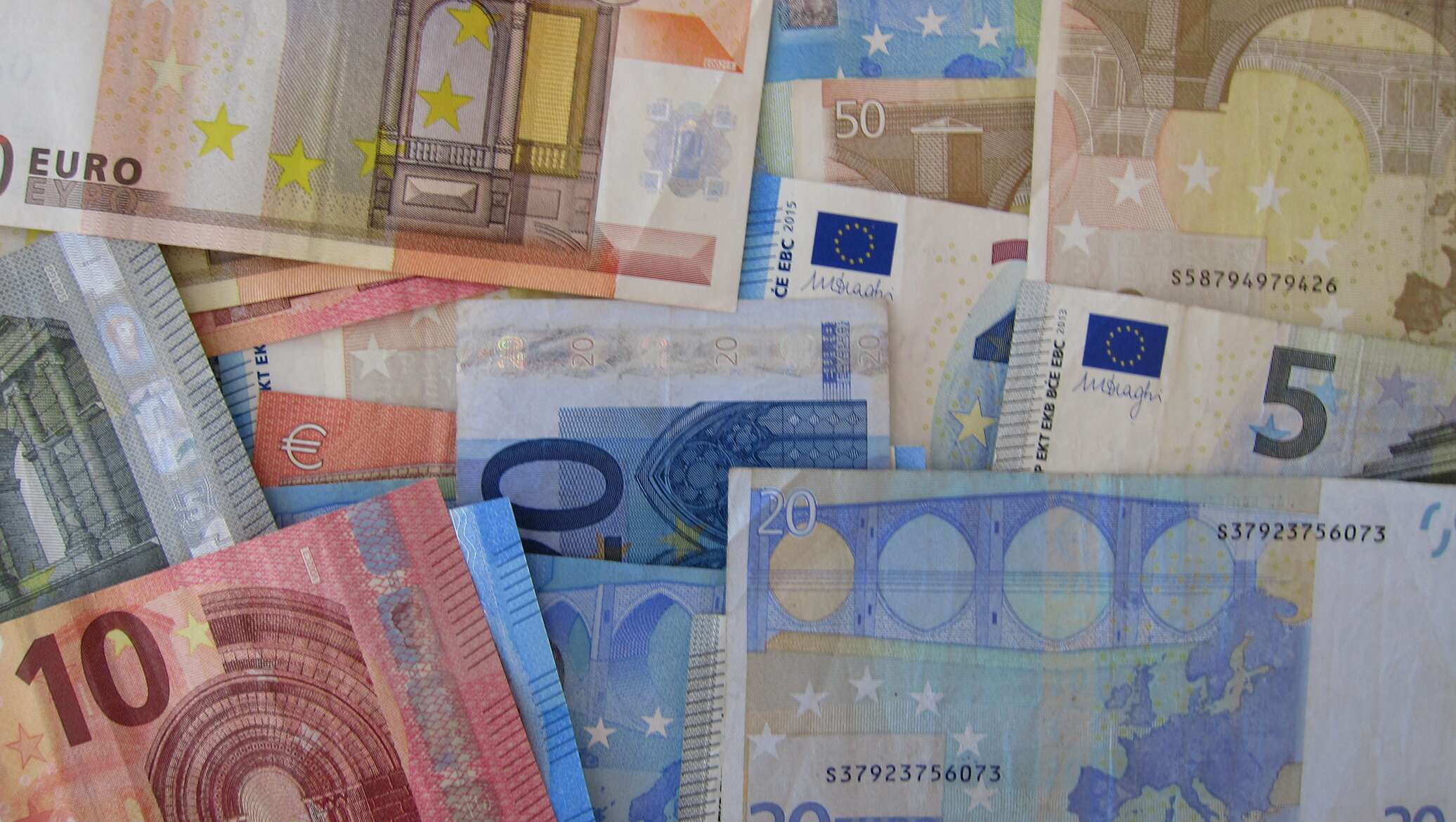 Валют с евро на Белорусские рубли. Евро валюта голубой. Сувенирные банкноты в 1 евро фото. Евро в доллары в беларуси