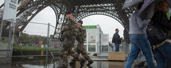 Меры безопасности у Эйфелевой башни в Париже - Sputnik Беларусь