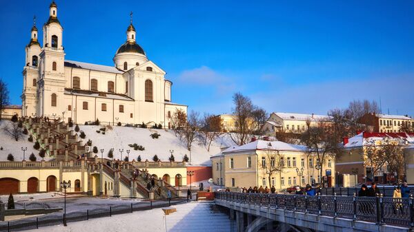 Пешеходный Пушкинский мост над рекой Витьба и Свято-Успенский кафедральный собор в городе Витебске - Sputnik Беларусь