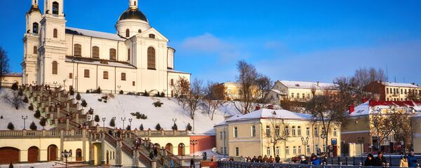 Пешеходный Пушкинский мост над рекой Витьба и Свято-Успенский кафедральный собор в городе Витебске - Sputnik Беларусь