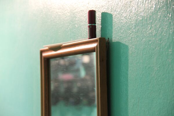 На зеркале по-советски стоит тюбик помады - Sputnik Беларусь