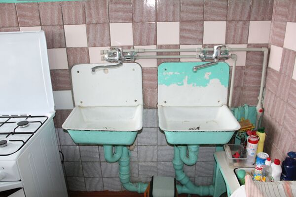 На кухне все еще можно увидеть старые умывальники и раздельные краны  - Sputnik Беларусь
