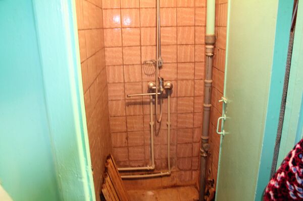 Когда ветхие трубы в душевой комнате протекли, владельцы квартиры не могли договорится по сбору денег на ремонт и месяц мылись в тазике - Sputnik Беларусь