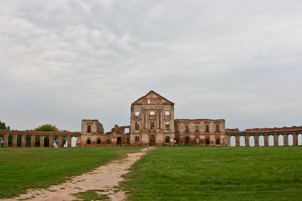 От Ружанского замка до наших дней сохранились только руины главного и восточного корпусов, въездные ворота и флигели - Sputnik Беларусь