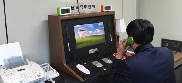 Южнокорейский чиновник проверяет прямую телефонную линию связи с КНДР - Sputnik Беларусь
