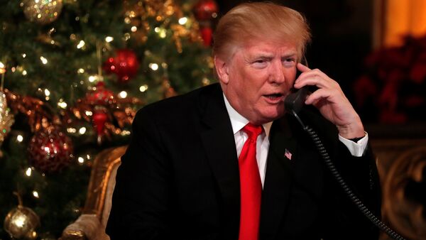 Президент США Трамп разговаривает по телефону, архивное фото - Sputnik Беларусь