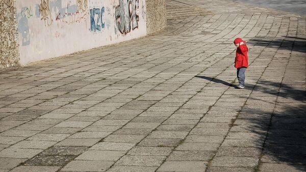Мальчик один посреди улицы - Sputnik Беларусь
