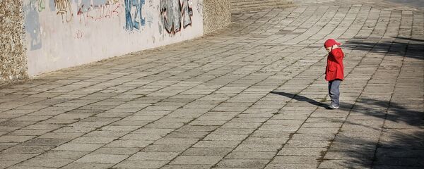 Мальчик один посреди улицы Мальчик один посреди улицы - Sputnik Беларусь