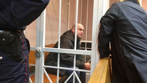 Раздуев разговаривает с адвокатами перед началом процесса - Sputnik Беларусь