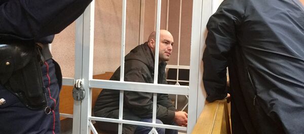 Раздуев разговаривает с адвокатами перед началом процесса - Sputnik Беларусь