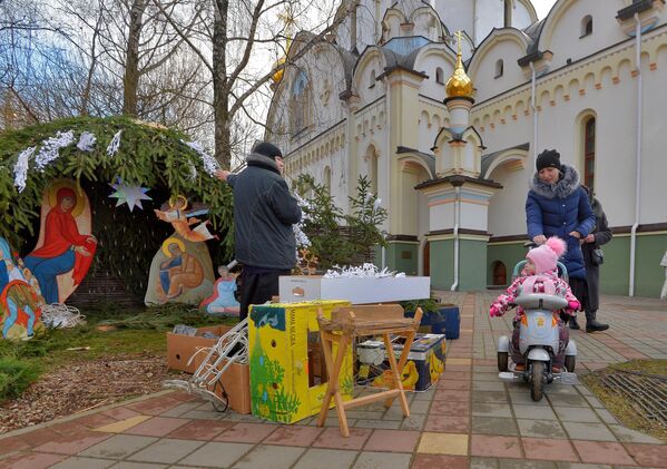 Монахини украшают на Рождество Свято-Елисаветинский монастырь - Sputnik Беларусь