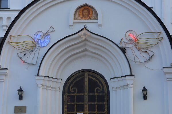 Свято-Елисаветинский монастырь украшают на Рождество - Sputnik Беларусь