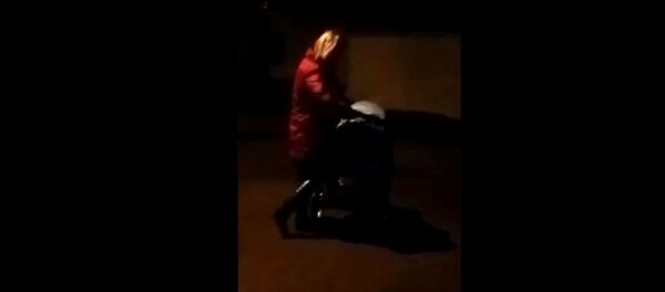 Пьяные мамаши с детьми в колясках - Sputnik Беларусь