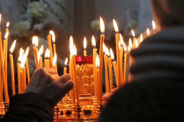 В православной традиции считается, что зажигаемая перед иконой свеча — символ молитвы. - Sputnik Беларусь