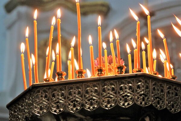 В Рождество особенно много свечей горит в православных храмах. - Sputnik Беларусь