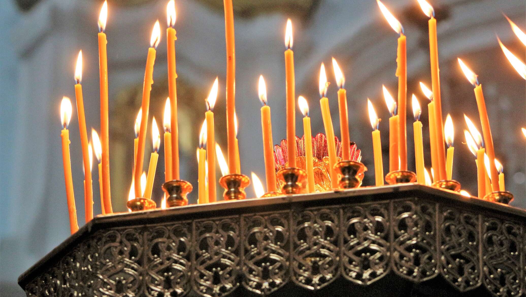 В церкви горят свечи. Свечи в храме. Горящие свечи в храме. Свеча православная. Церковные свечи в храме.